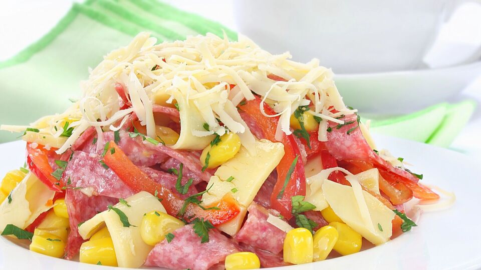 Перед подачей салат украшают зеленью