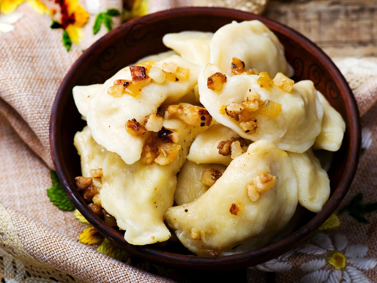 Вареники подают с жареным луком