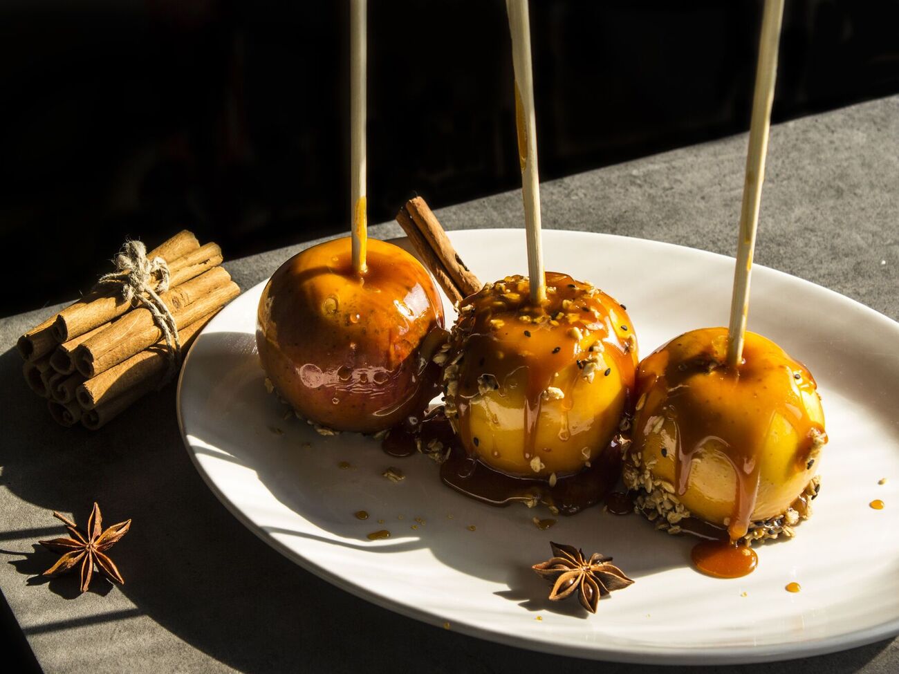 Яблоки покрыты хрустящей карамелью