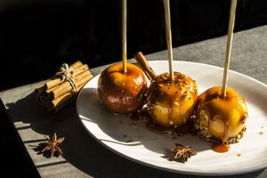 Яблоки покрыты хрустящей карамелью