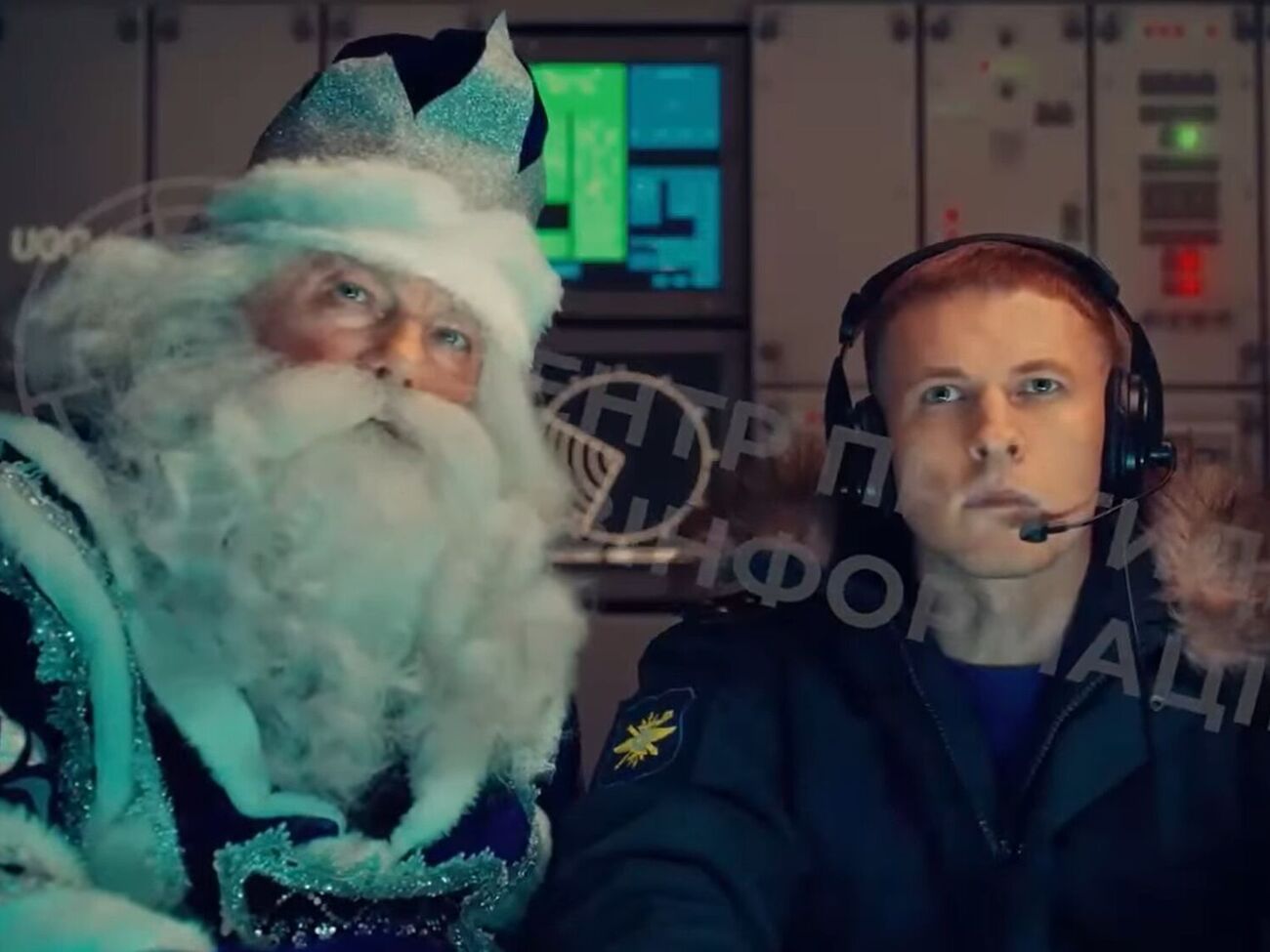 В ролике за сбиванием Санта-Клауса наблюдали российский дед Мороз и сидящий рядом с ним военный-оккупант