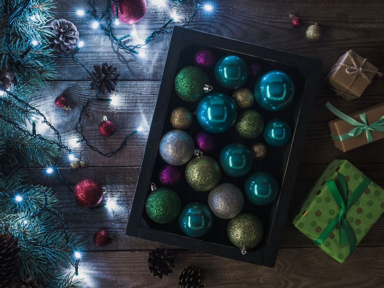 Елочную гирлянду удобно хранить, наматывая на катушку для шнуров