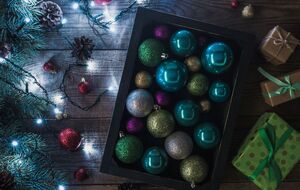 Елочную гирлянду удобно хранить, наматывая на катушку для шнуров