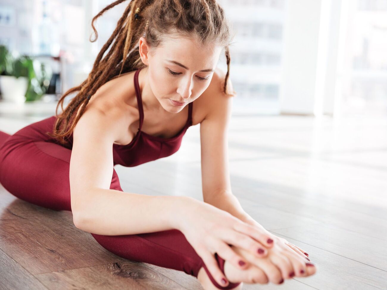 Чрезмерное растяжение связных структур и суставных капсул лишь немного увеличивает гибкость, но при этом повышается вероятность травм суставов