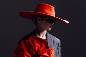 В образе Klavdia Petrivna выступает 19-летняя артистка Соломия Опрышко