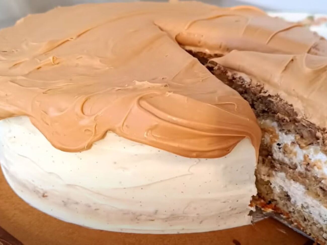 Банановый торт сверху смажьте карамелью