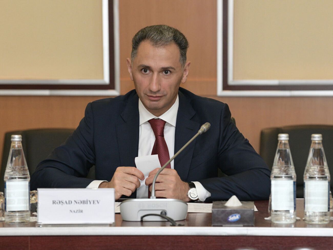 Обломки самолета на земле, а также показания свидетелей дают основание говорить, что имело место вмешательство извне, отметил Набиев