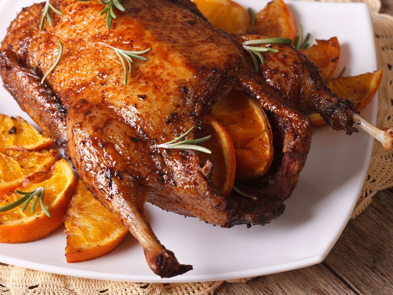 Випікайте качку приблизно дві години за температури 190 °С