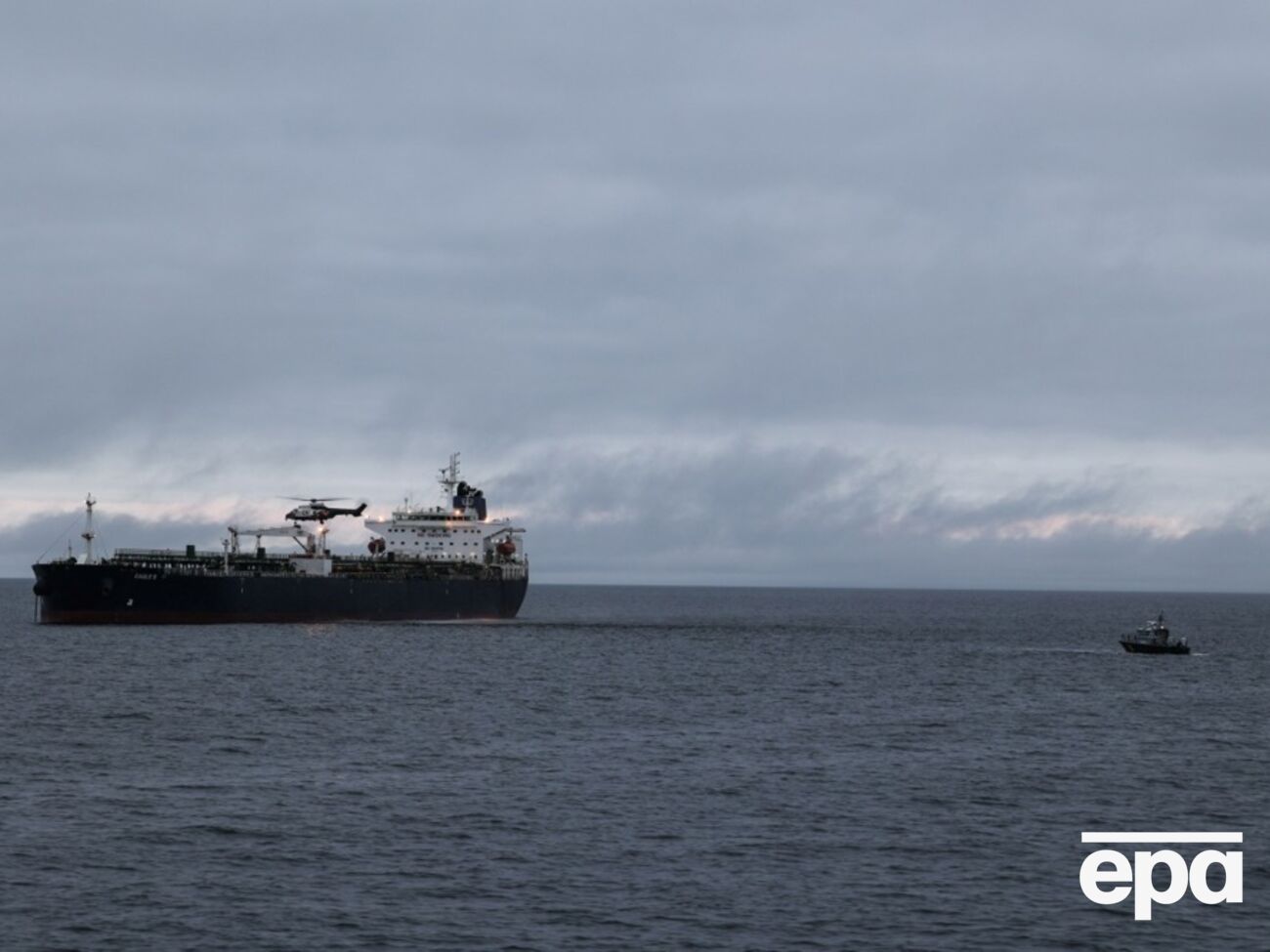 Танкер следил за кораблями и самолетами НАТО, пишет СМИ