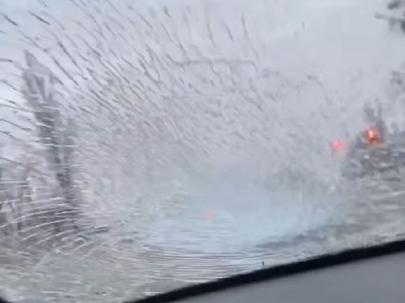 Водитель совершил наезд на работника ТЦК, после чего тот ударил кулаком по лобовому стеклу авто, рассказали в полиции