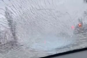 Водитель совершил наезд на работника ТЦК, после чего тот ударил кулаком по лобовому стеклу авто, рассказали в полиции