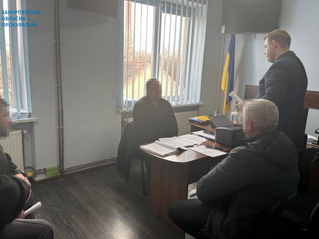 Пятерым жителям Закарпатской и Ивано-Франковской областей сообщили о подозрении в организации незаконной переправки через госграницу, отметили в прокуратуре