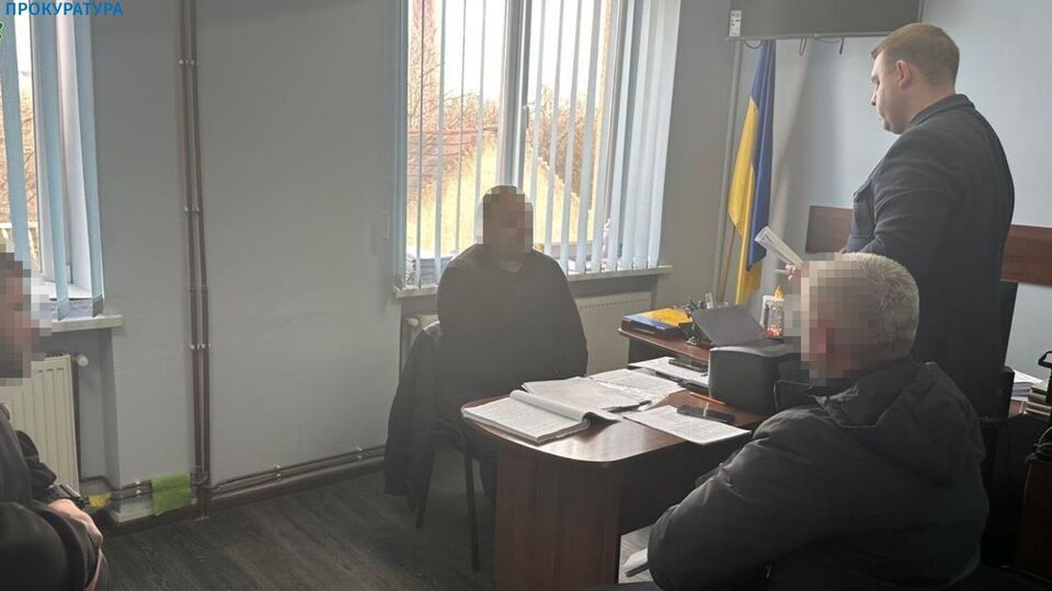 Пятерым жителям Закарпатской и Ивано-Франковской областей сообщили о подозрении в организации незаконной переправки через госграницу, отметили в прокуратуре