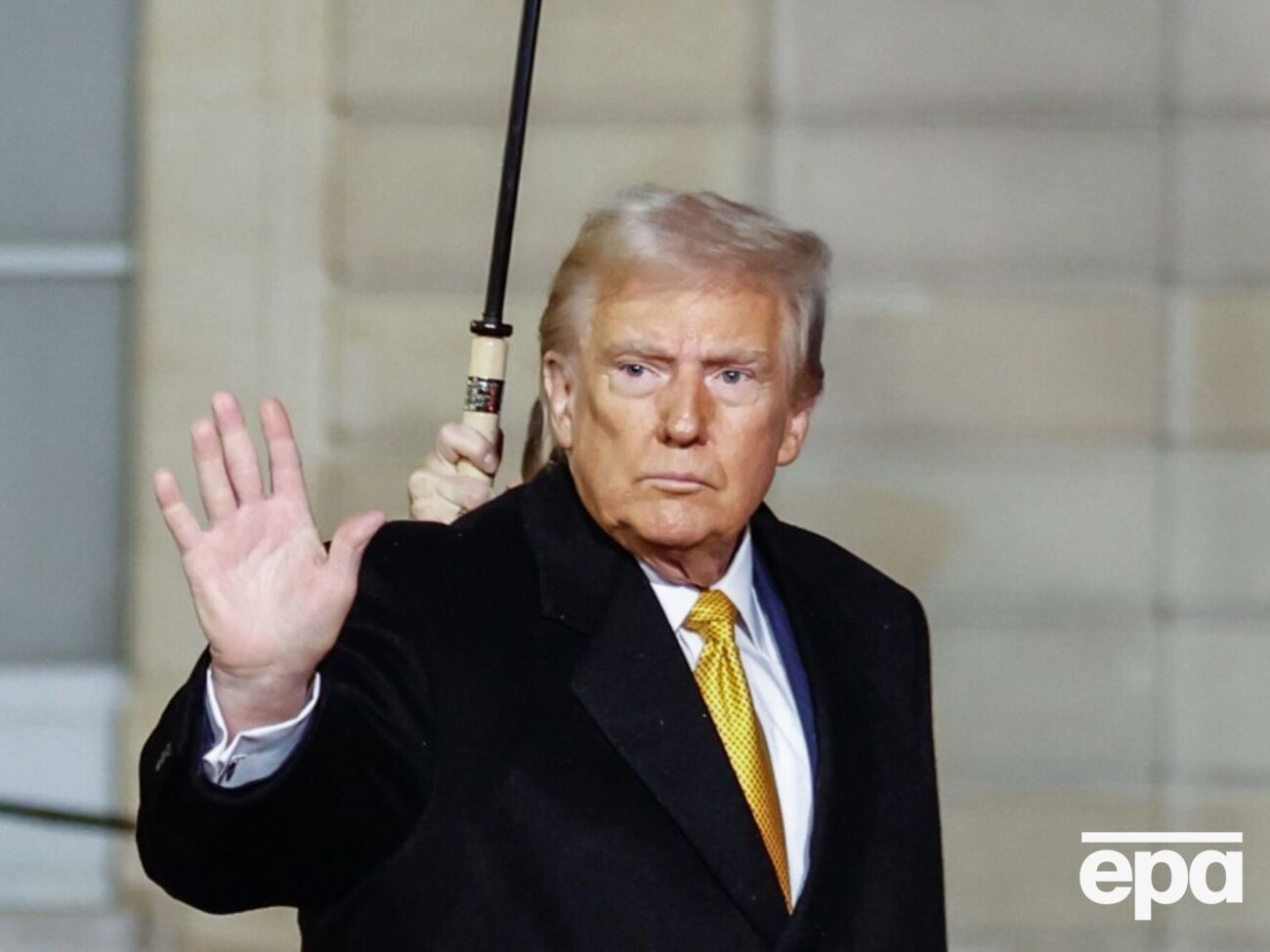 По словам Дюденко, Трамп осветляет волосы