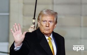 По словам Дюденко, Трамп осветляет волосы
