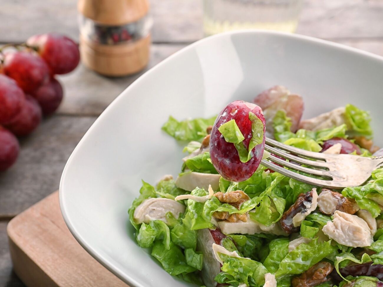 Курка та виноград мають контрастні текстури