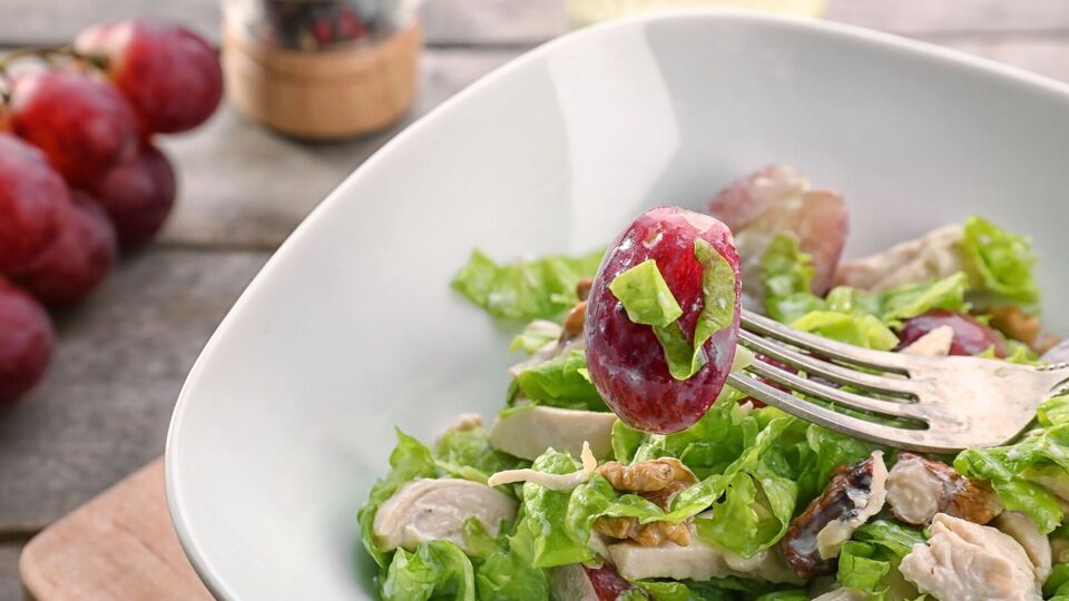 Курица и виноград имеют контрастные текстуры