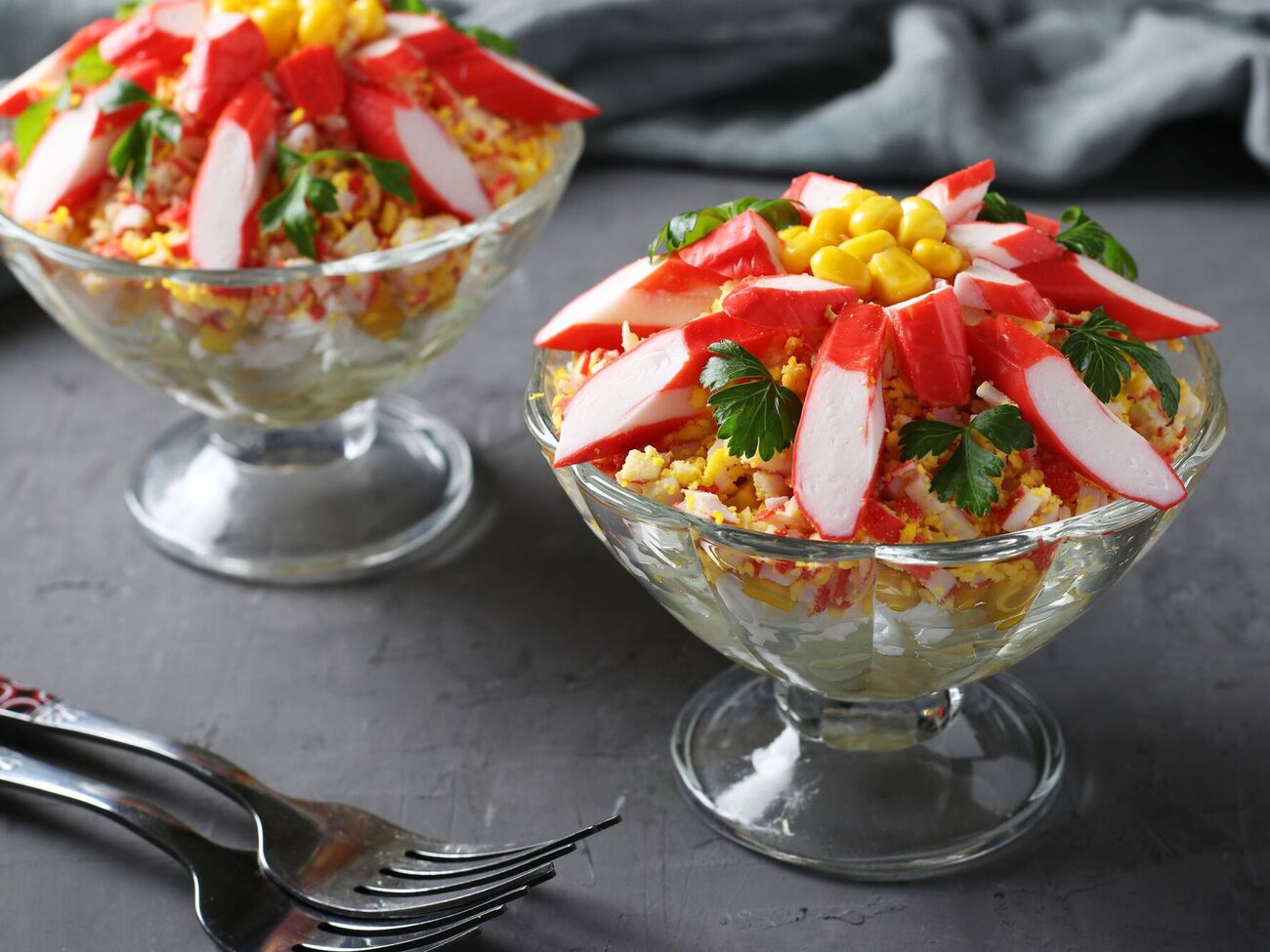 Для салату знадобляться крабові палички, кукурудза, огірок і яйця