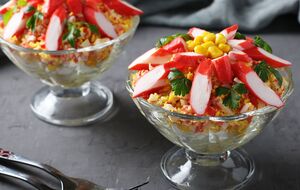 Для салату знадобляться крабові палички, кукурудза, огірок і яйця