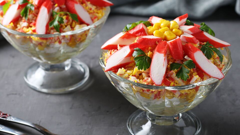 Для салату знадобляться крабові палички, кукурудза, огірок і яйця