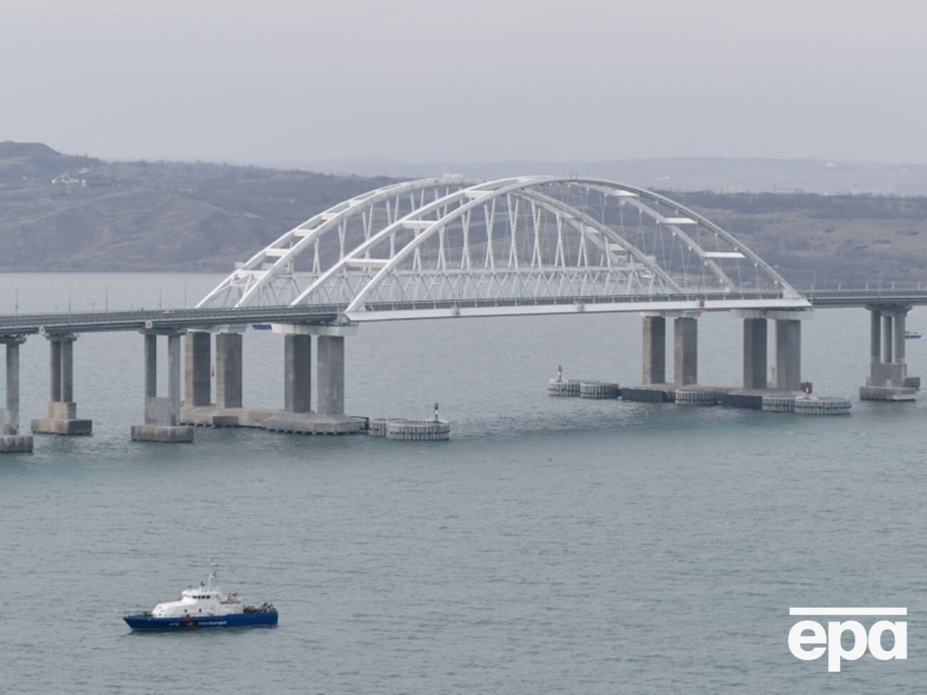 Частину загороджень, якими росіяни намагалися захистити міст, імовірно, зруйновано