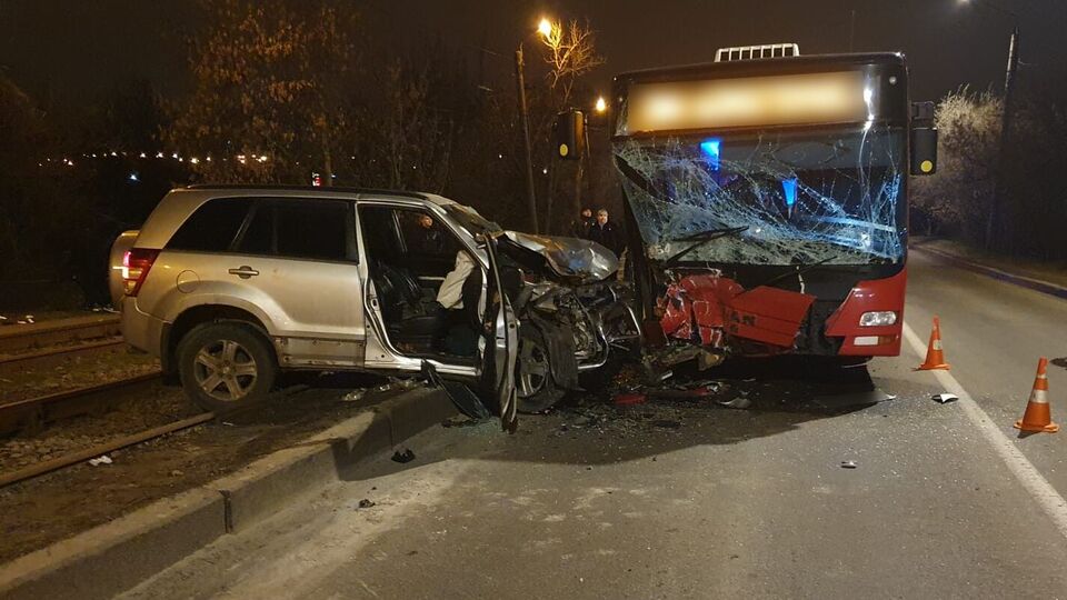 Вследствие ДТП пострадали три человека из автомобиля и три пассажира автобуса, рассказали в полиции Харьковской области