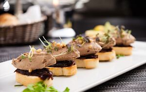 В сочетании с трюфельным джемом паштет имеет яркий вкус