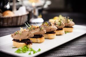 В сочетании с трюфельным джемом паштет имеет яркий вкус