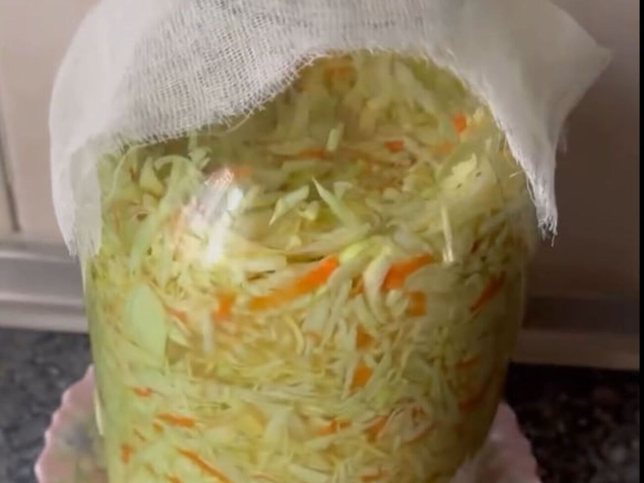 Квашеную капусту храните в холодильнике