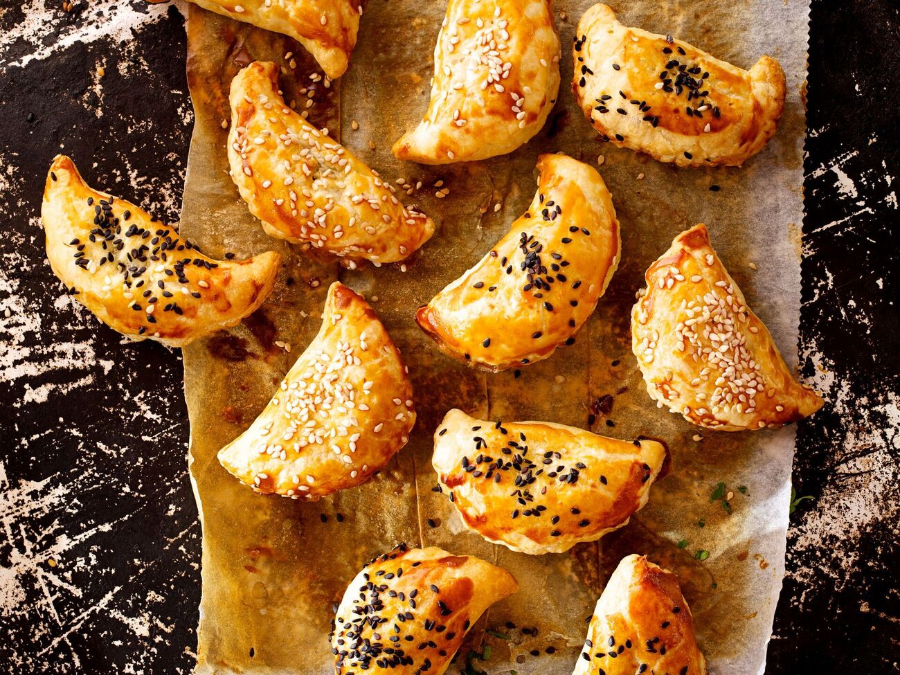 Готовое блюдо приобретает золотистый цвет