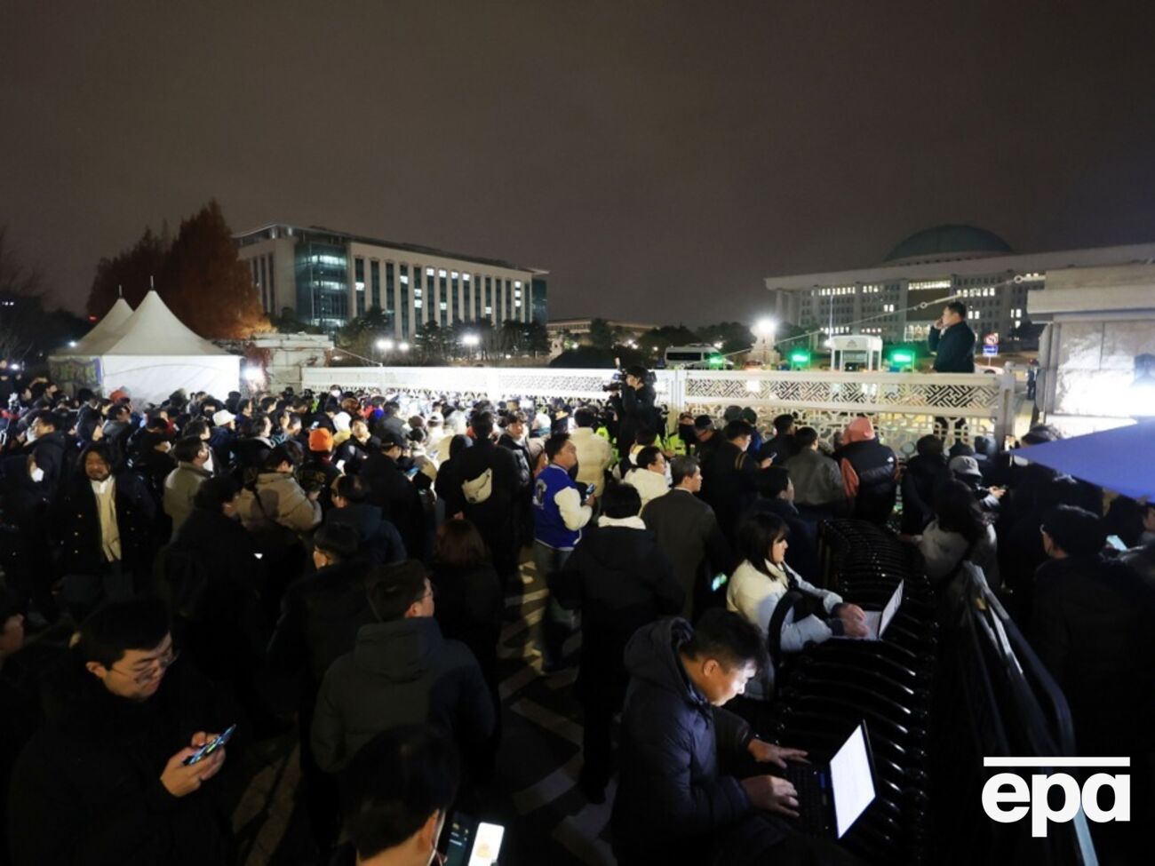Президент Южной Кореи должен отменить решение о введении военного положения, если такое требование выдвинул парламент