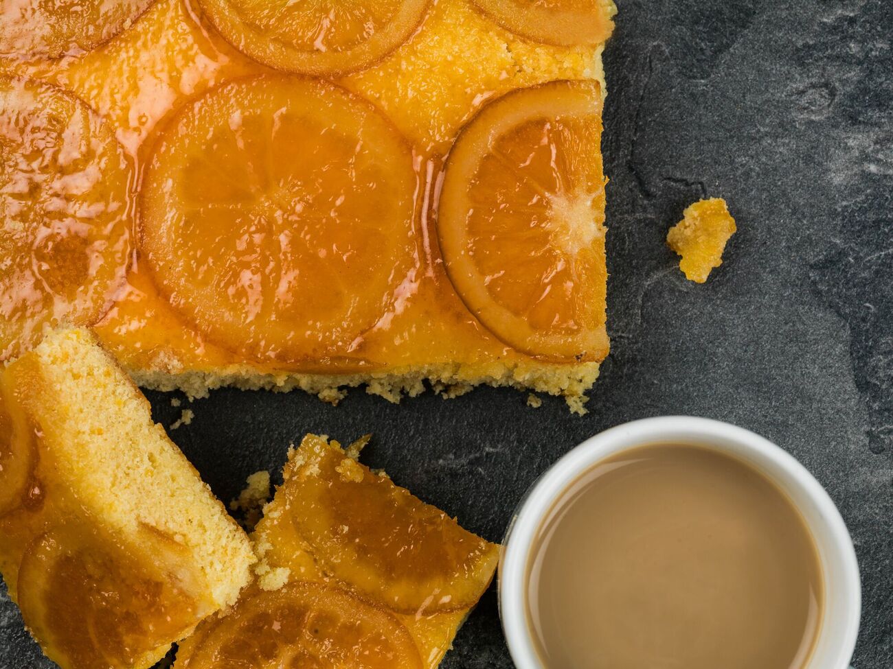 Пирог получается очень нежным и влажным