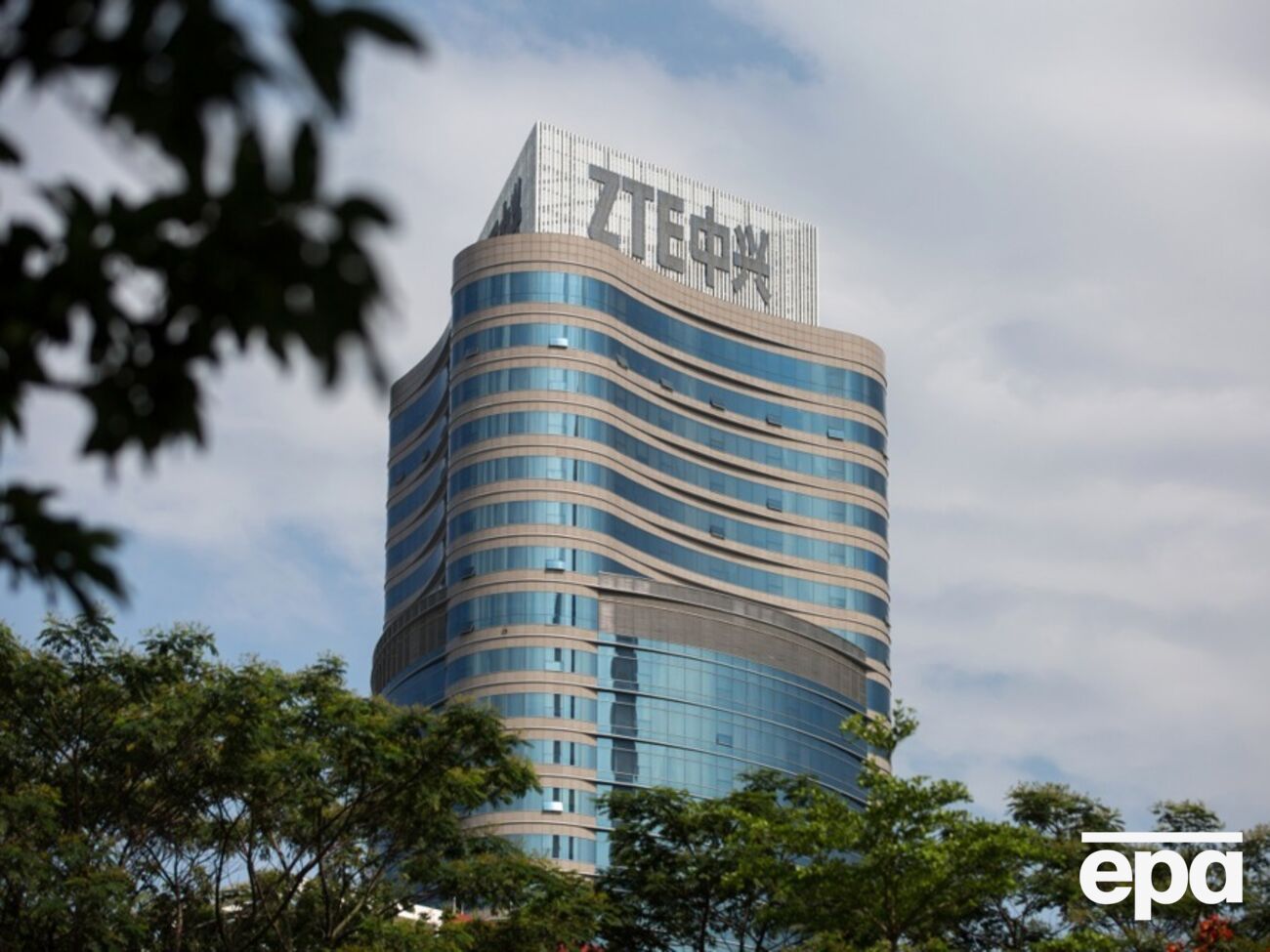 ZTE – це китайська компанія, яка займається виробництвом телекомунікаційного устаткування та мобільних телефонів