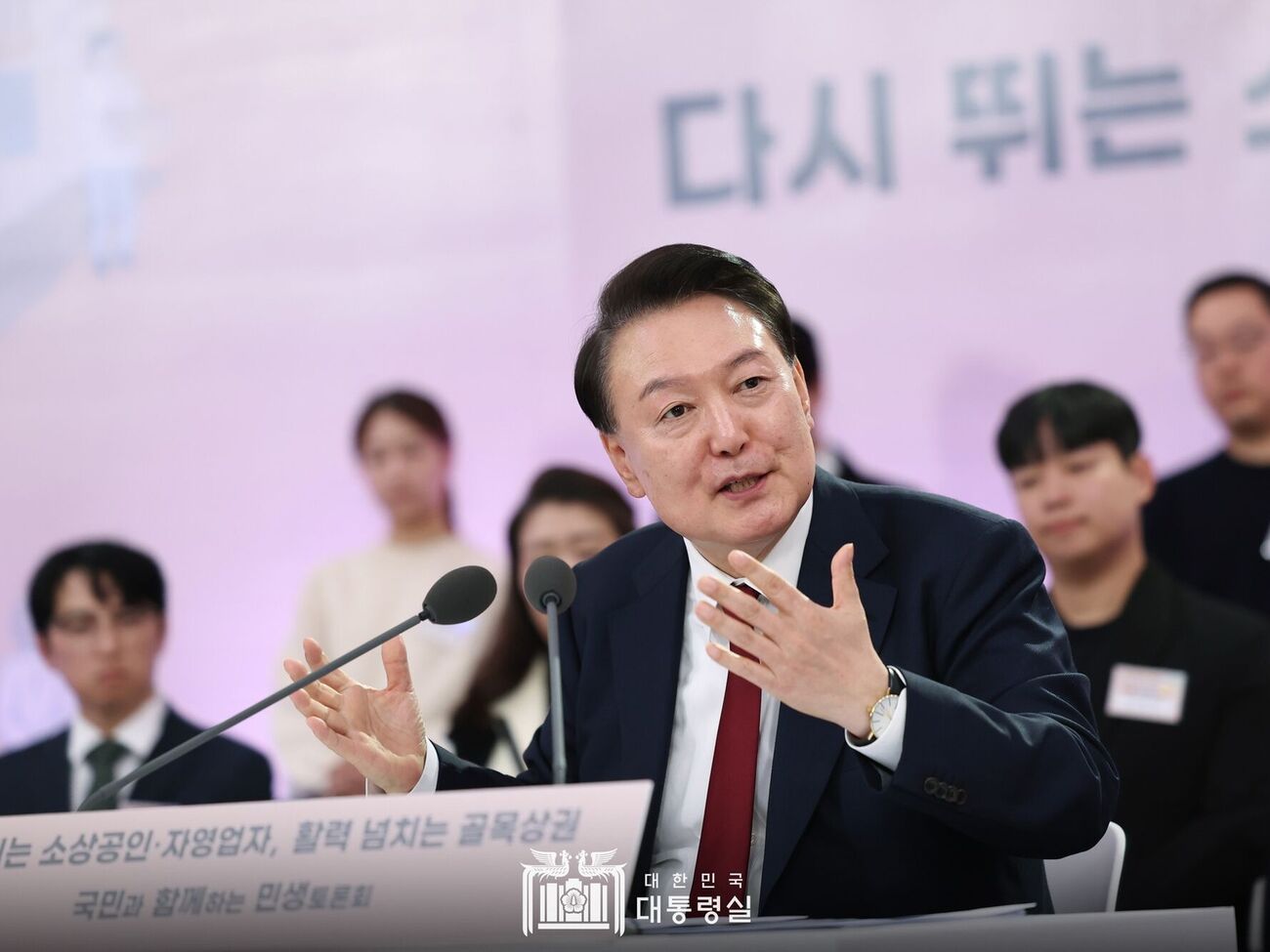 Юн Сок Ель сказал, что ввел военное положение "с решительным намерением спасти нацию", но отменил его по требованию парламента