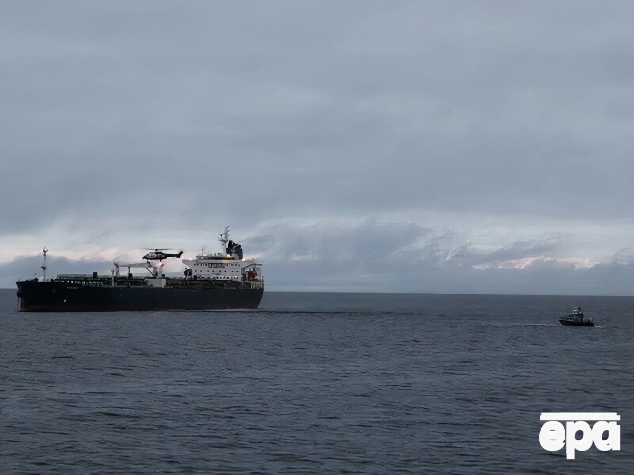 На борту танкера Eagle S продолжается допрос экипажа – полиция