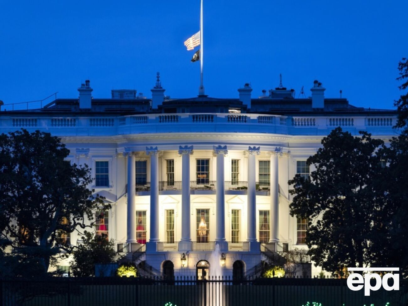 Байден розпорядився приспустити прапори США на місяць