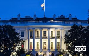 Байден розпорядився приспустити прапори США на місяць