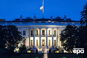 Байден розпорядився приспустити прапори США на місяць