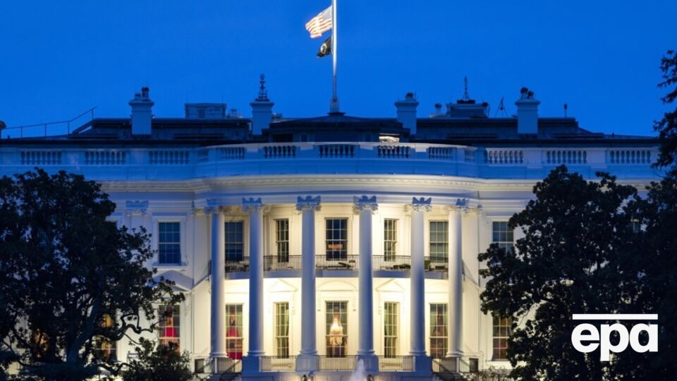 Байден распорядился приспустить флаги США на месяц