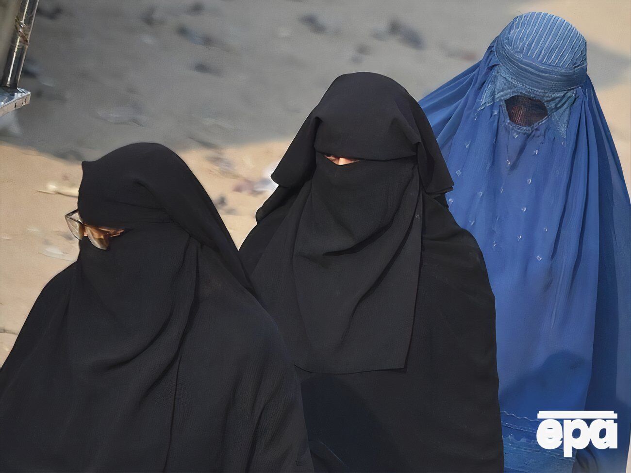 В уже построенных домах такие окна нужно закрыть, сообщил представитель талибов