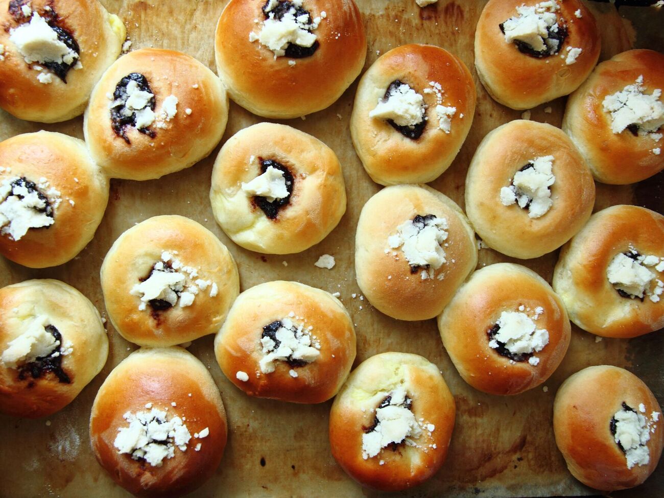 Булочки випікають 15–20 хвилин за температури 180 °C