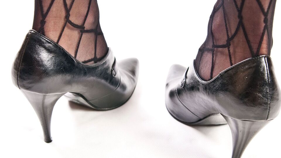 Для темной одежды и обуви подойдут темные колготки