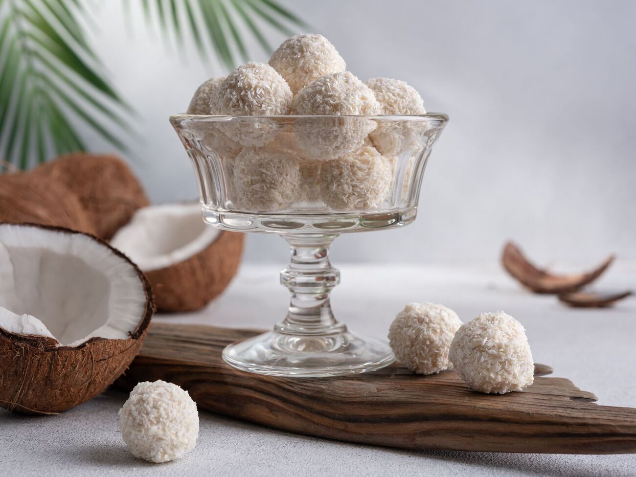 Каждую конфету обваливают в кокосовой стружке