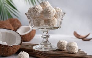 Каждую конфету обваливают в кокосовой стружке