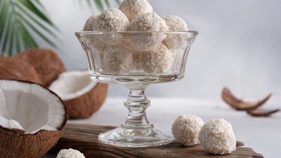 Каждую конфету обваливают в кокосовой стружке