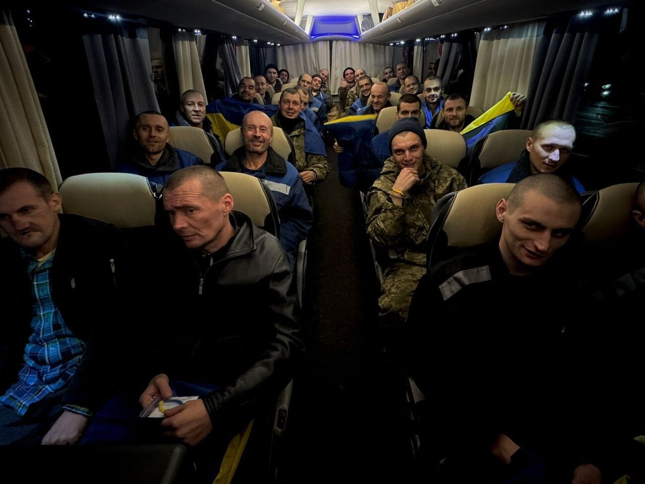 Додому повернулися захисники "Азовсталі" й Маріуполя, ЧАЕС, острова Зміїного, військові з різних напрямків фронту, розповів Зеленський