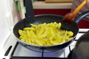 При обжаривании картофеля старайтесь не накрывать сковороду крышкой