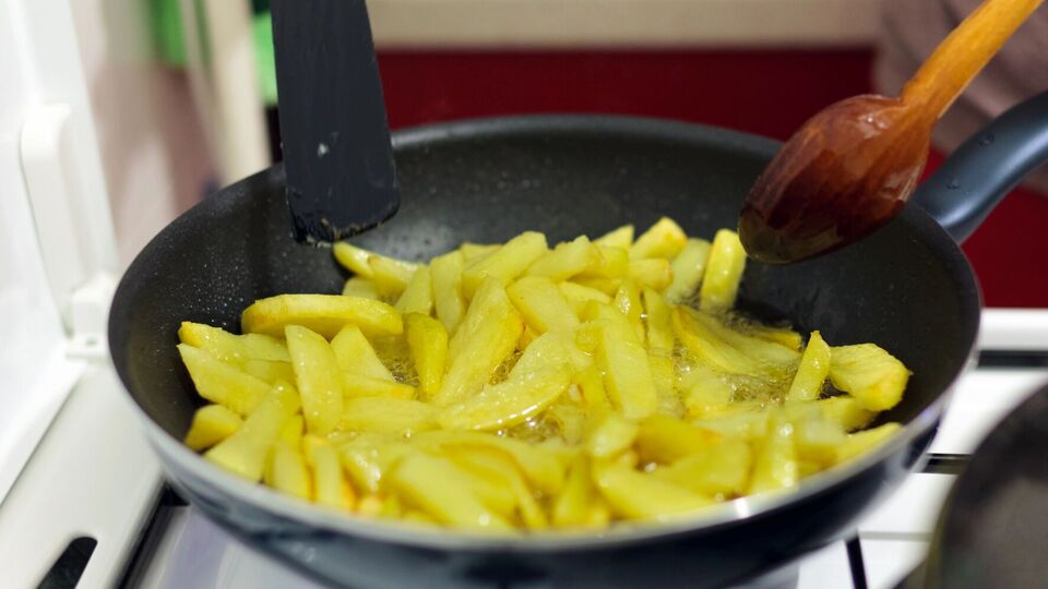 При обжаривании картофеля старайтесь не накрывать сковороду крышкой