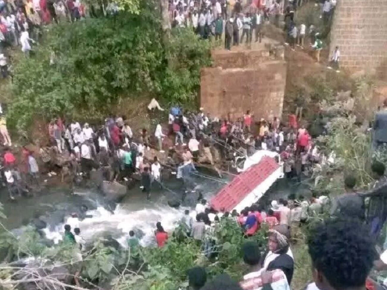 Машина проехала мимо моста, пишут СМИ