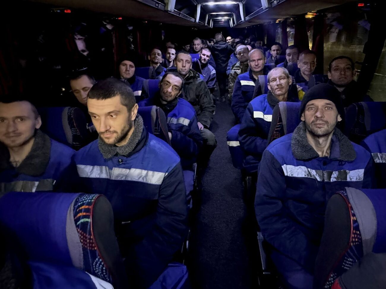 30 декабря в ходе обмена домой вернулись пятеро представителей воинской части №3041, охранявших ЧАЭС, рассказали в Минэкологии